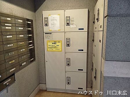 不在時でも荷物の受け取りが可能な宅配ボックスを完備。再配達の手間を省き、多忙な現代のライフスタイルを強力にサポートする利便性の高い設備です。