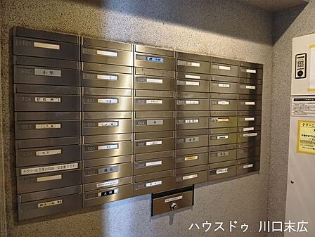 すっきりとしたデザインの集合郵便受け。プライバシーに配慮された構造で、大切な郵便物を安全に保管。整然とした空間が管理体制の良さを物語っています。