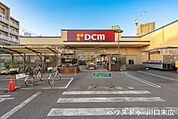 ＤＣＭ川口一丁目店営業時間10:00-20:00。日用品から園芸、DIY用品まで揃うホームセンター。生活を豊かにする品揃えが魅力です。身近にあると便利な、暮らしを支える頼もしい拠点です。 120m
