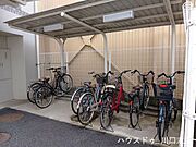 大切な自転車を雨風から守る、屋根付きの駐輪ラック。整然と駐輪できる設計となっており、スムーズな出し入れと快適な自転車ライフをサポートします。