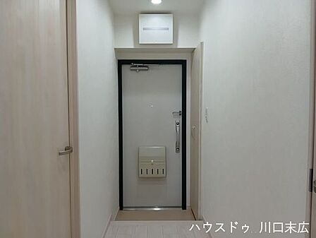 ダブルロックを採用した玄関ドア。防犯性に配慮された設計で、住まう方の安心を支えます。落ち着いたトーンの扉が住まいの顔として上品な印象を与えます。