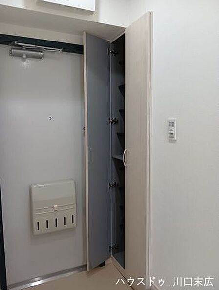 高さを活かしたシューズボックスを備えています。可動棚を採用しているため、ブーツなどの高さのある靴も整理しやすく、玄関周りをすっきり保つことができます。
