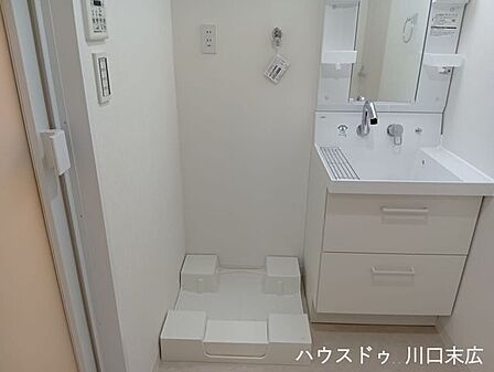 室内干しや洗濯の動線に配慮された洗濯機用防水パン。水周りのお手入れがしやすい設計で、毎日の生活をサポートする実用的な設備です。
