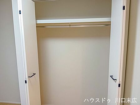 ハンガーパイプと枕棚を備えた機能的なクローゼット。衣類から季節外のアイテムまで一括して管理でき、居住空間を常にすっきりと美しく保つことができます。