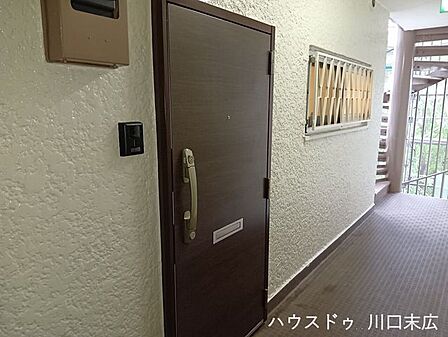 落ち着いた色合いの玄関ドアが、住まいの顔として上品な佇まいを演出します。防犯性に配慮された堅牢な造りで、住まうご家族の安全な暮らしをしっかりと守ります。