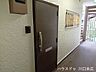 玄関：落ち着いた色合いの玄関ドアが、住まいの顔として上品な佇まいを演出します。防犯性に配慮された堅牢な造りで、住まうご家族の安全な暮らしをしっかりと守ります。