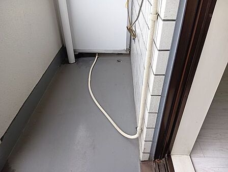 外部空間に設けられた洗濯機置場。居住空間のスペースを圧迫せず、生活音を気にすることなく快適なランドリータイムを過ごせます。