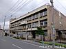 周辺：川口市立飯仲小学校スタイリッシュなコンクリートの正門が目を惹く、落ち着いた雰囲気の小学校です♪毎日の通学路も歩きやすく、お子様の登下校も安心！子育て環境を重視されるご家族に嬉しい住環境です☆ 540m
