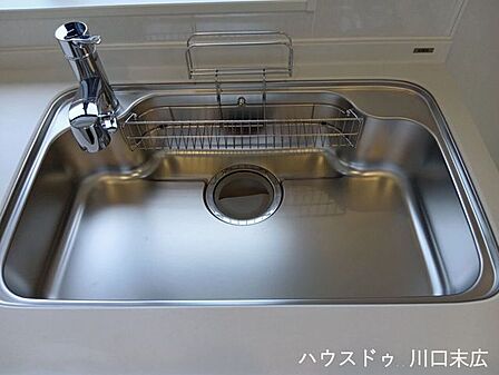 大きなお鍋やフライパンも洗いやすい広々としたシンク。機能的な水栓を備え、日々のお手入れの負担を軽減して清潔な環境を保ちます。