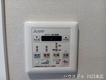 天候に左右されず洗濯物を乾かせる浴室乾燥機。冬場のヒートショック対策となる暖房機能も備え、一年を通じて快適な入浴環境を維持します。