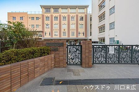 川口市立本町小学校穏やかで落ち着いた住環境が広がり、子どもたちが健やかに通える教育環境が整っています。地域全体で見守る温かい雰囲気があり、子育て世帯にとって安心できる治安の良さが魅力です。 310m