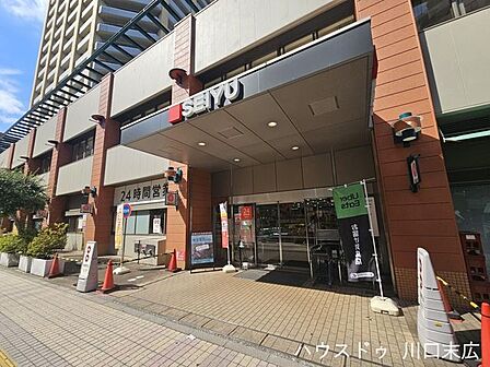 西友 川口本町店24時間営業で帰宅が遅い日も安心してお買い物できます。豊富な品揃えと手頃な価格が魅力で、いつでも食材や日用品が揃う便利な環境は、日々の生活にゆとりと安心感をもたらします。 500m