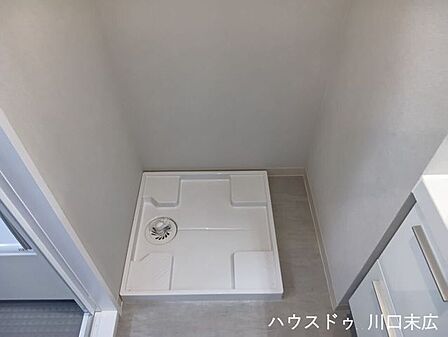 室内設備として防水パンを標準装備した洗濯機置場。万が一の水漏れリスクを軽減し、毎日のランドリーワークを安全かつスムーズに行えます。
