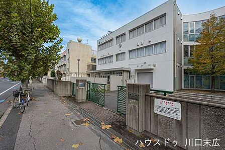 十二月田中学校敷地は広く、普通教室のほか理科室・音楽室・美術室・体育館・プールなど充実した設備が整います。部活動の種類も多彩で、運動部・文化部ともに活動が活発。部活好きなお子さまにも安心の学校環境…