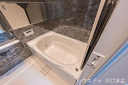 追い焚き機能付きの浴槽は、身体にフィットする曲線デザイン。浴槽内に段差があるため半身浴や小さなお子様との入浴にも最適です。低床設計でまたぎやすさにも配慮しています。