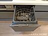 キッチン：ビルトインタイプの食器洗い乾燥機を備えたシステムキッチン。家事の負担を軽減し、毎日の片付けをスムーズにサポートする機能的な設備です。