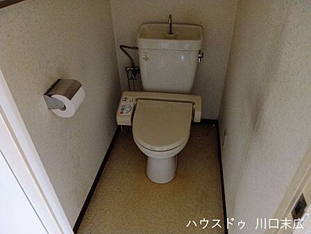 快適な日々をサポートする温水洗浄便座を備えたレストルーム。清潔感のある空間で、毎日の生活をより心地よく過ごせる設備が整っています。