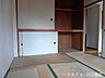 和室：布団や季節の品目をたっぷりと収納できる大容量の押入れを備えています。和室の利便性を高め、すっきりとした居住空間の維持に貢献します。