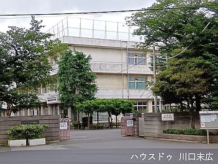 川口市立西中学校緑豊かな木々に囲まれた、落ち着いた雰囲気の中学校です♪お子様の成長を温かく見守れる住環境が魅力です☆ 1120m