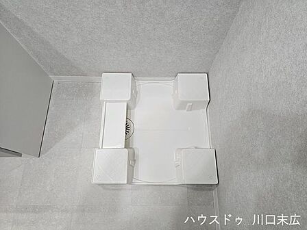 防水パンを備えた洗濯機スペース。すっきりとした内装で仕上げられており、快適な洗濯作業を支えます。