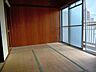 和室：木目調の壁面が落ち着いた雰囲気を醸し出す和室。畳の温もりを感じながら、ご家族が自然と集まり思い思いの時間を過ごせる心地よいお部屋です。