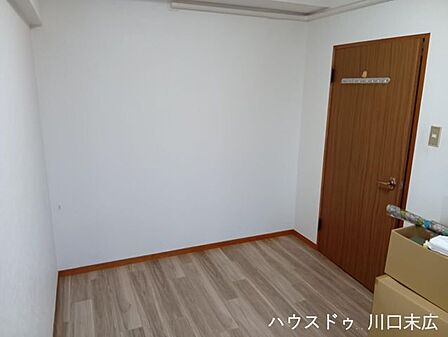 フローリング仕様のシンプルな個室空間。寝室やワークスペースなど、住まう方のライフスタイルに合わせて多様な用途に活用できる機能的な設計です。