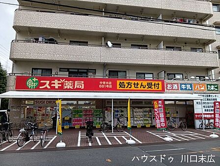スギドラッグ中青木店医薬品や日用品の豊富な品揃えが魅力です。(9:00~22:00)の営業で、仕事帰りの買い物や急な買い足しにも便利。身近にあると心強く、毎日の生活に安心感をもたらします。 60m