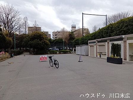 中青木公園手入れの行き届いた園内には遊具や広場が揃い、親子で安心して遊べる環境です。駐車場や無料のテニスコートも完備され、気軽にスポーツや散策を楽しめます。(9:00~16:00) 260m
