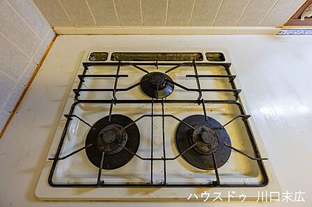複数のお料理を同時に進行できるガスコンロを搭載しています。毎日の家事効率を高め、多彩なメニュー作りに対応する機能的なクッキングスペースとなっています。