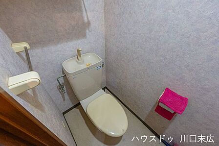 独立した手洗い付きタンクを備えたレストルームです。シンプルな内装でまとめられており、毎日の使用に配慮された、清潔感のあるプライベートスペースとなっています。