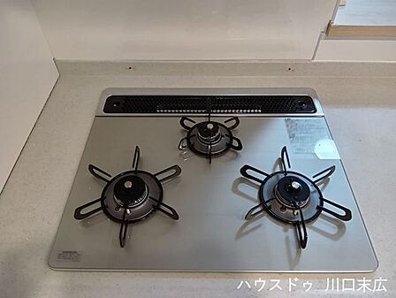 複数のお料理を同時に効率よく調理できる3口ガスコンロ。毎日の家事をより安全かつ快適にサポートし、多彩なメニューに対応する頼もしい設備です。