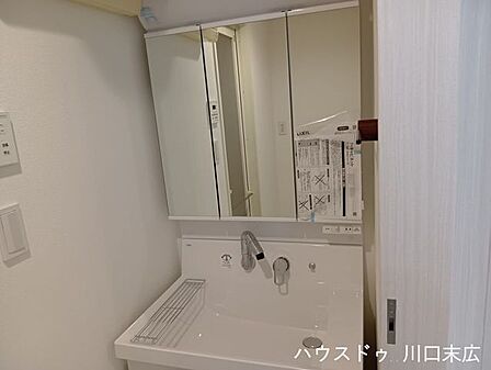 大きな鏡と使い勝手の良いボウルを備えた洗面化粧台。機能的な収納スペースですっきりと整理でき、日々の身支度やお手入れを快適にサポートします。