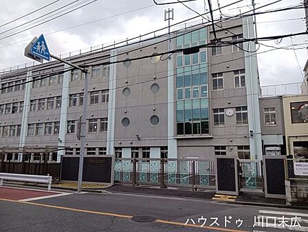 川口市立幸並中学校閑静な住宅街に位置しており、地域の目も行き届きやすいため治安が良く安心です。落ち着いた環境で、お子様が勉強や部活動にのびのびと打ち込める子育て世帯に嬉しい立地です。 650m