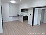 リビング/ダイニング：フローリング仕上げの居住空間。機能的なカウンターやデザインクロスを採用し、多様なインテリアに調和する洗練された造りでお好みの空間づくりを楽しめます。