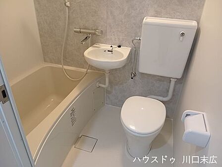 水回りの設備をコンパクトにまとめた機能的なサニタリー空間。日々のお手入れがしやすく、清潔感のある空間で快適な生活をサポートします。