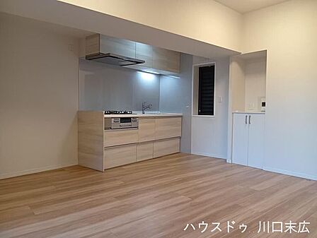 対面式のシステムキッチンを採用した居住空間。ご家族との会話を楽しみながら、毎日の調理や片付けをスムーズに行える機能的な設計です。
