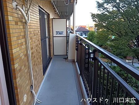 屋外の風を感じてリフレッシュできるプライベート空間。日々の暮らしを裏方からしっかりと支える実用的なスペースとして柔軟に活用できます。