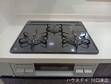 複数のお料理を同時に進行できる3口タイプのガスコンロ。フラットな天板を採用しているため、調理後の油汚れなどもサッと拭き取れるお手入れのしやすい造りです。