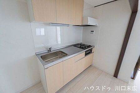 美しさと機能性を兼ね備えたシステムキッチン。3口コンロを備え、効率的な調理を叶えるワークトップは、料理の時間を創造的なひとときへと変えてくれます。