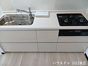 3口ガスコンロと広いシンクを備えたシステムキッチンです。天板はお手入れがしやすく、日々の調理から後片付けまでを快適にサポートします。
