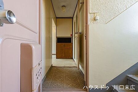 レトロな雰囲気を感じさせる床材が印象的なエントランス。住まいの顔として、家族や来客を温かく迎え入れます。