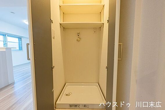 扉付きの洗濯機...
