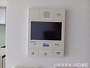 訪問者の顔を確認できるモニター付きインターホン。セキュリティに配慮された設備が、ご家族の安心で快適な暮らしをサポートします。
