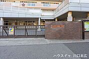 川口市立元郷南小学校 オープンスペースを採用した開放的な校舎が特徴の学び舎。多人数で利用できるランチルームなど、新しい構想の建築がお子様の感性を育みます。近代的な教育環境が整う、子育て世帯に人気の高…
