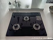 お手入れが容易なガラストップコンロを採用。三口バーナーで複数の調理を同時に進行でき、日々の料理を効率よくサポートします。