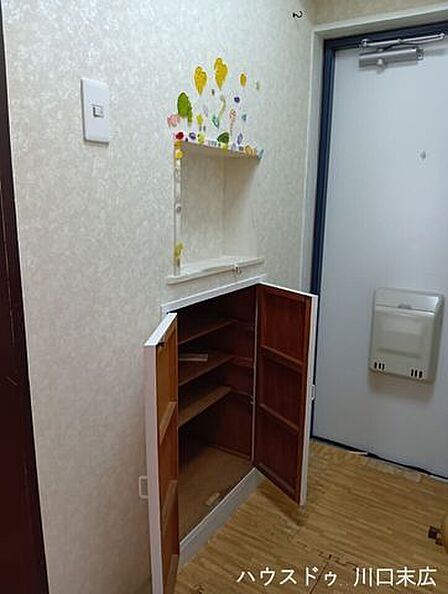 飾り棚の下部には収納スペースを確保しています。日用品のストックや掃除用具などを目隠しして収納でき、空間をすっきりと保ちます。