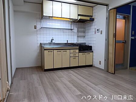 床材を統一し、空間の広がりを感じさせるダイニングキッチン。食事の準備をしながら家族との会話も楽しめる空間です。