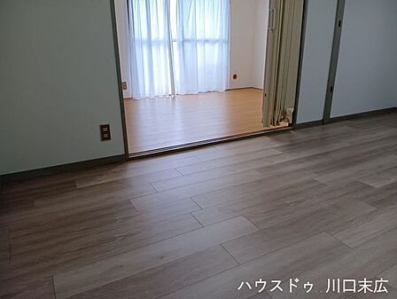 フローリング敷きの洋室は、引き戸を開放して広々とした空間としても活用可能。ライフスタイルに合わせて調整できます。