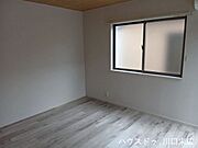 フローリングが美しく広がる洋室。プライベートな時間を穏やかに過ごせる、落ち着きのある住空間です。
