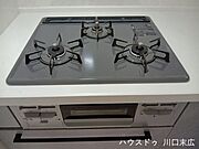複数のお料理を同時に進行できる3口ガスコンロ。グリル機能も備えており、日々の献立のレパートリーがさらに広がります。